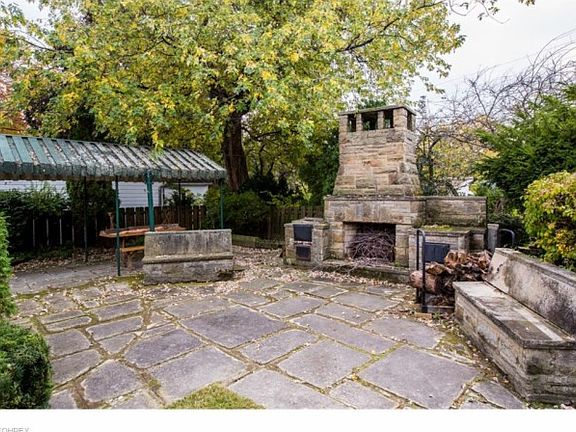 4th image of 22580 Edgecliff Dr