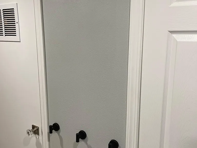 Lots of hooks for coats and clothes