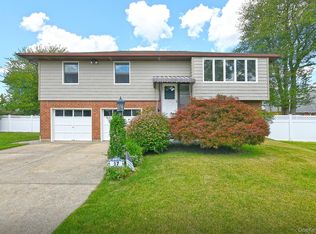 17 Regent St, Hicksville, NY 11801