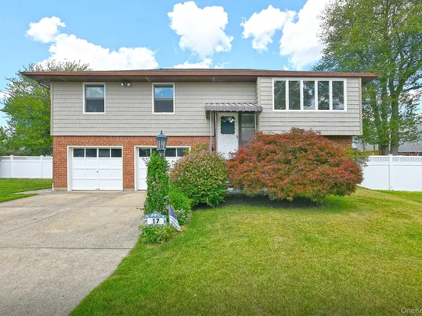 17 Regent Street, Hicksville, NY 11801