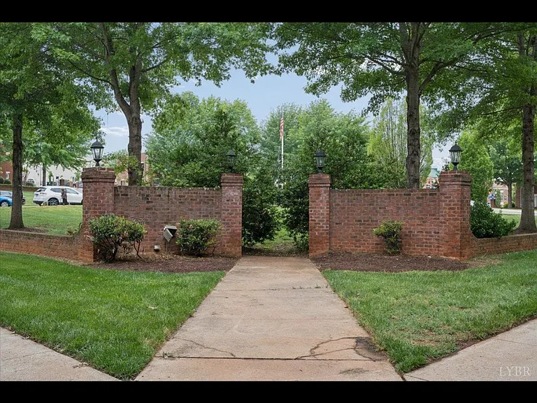 623 Wyndhurst Dr #210 — Photo 2