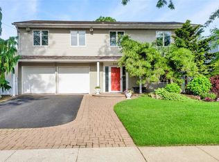 3318 Robbin Ln, Merrick, NY 11566