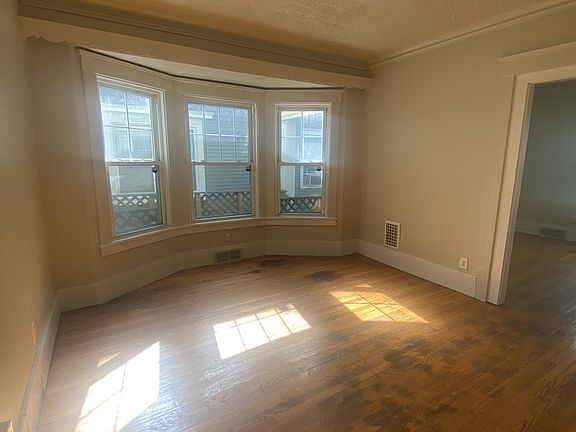 4th image of 372-374 Lake View Park #372