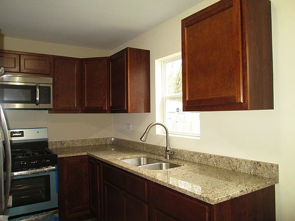 5th image of 2846 N Pine St