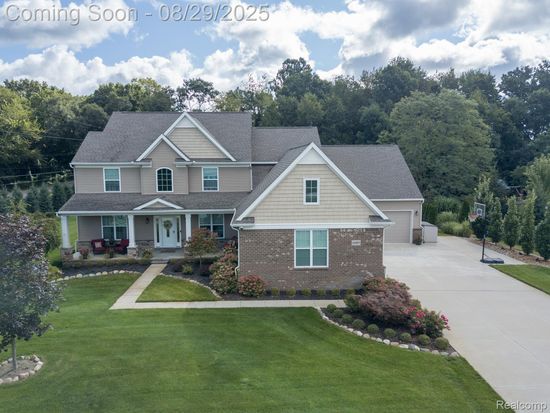 1027 Xanadu Ct, Brighton, MI 48114