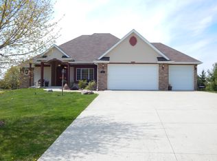 2152 Deer Run Dr, Delavan, WI 53115