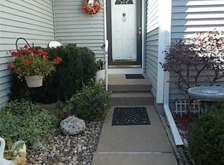 3138 Willowwood Dr, Bettendorf, IA
