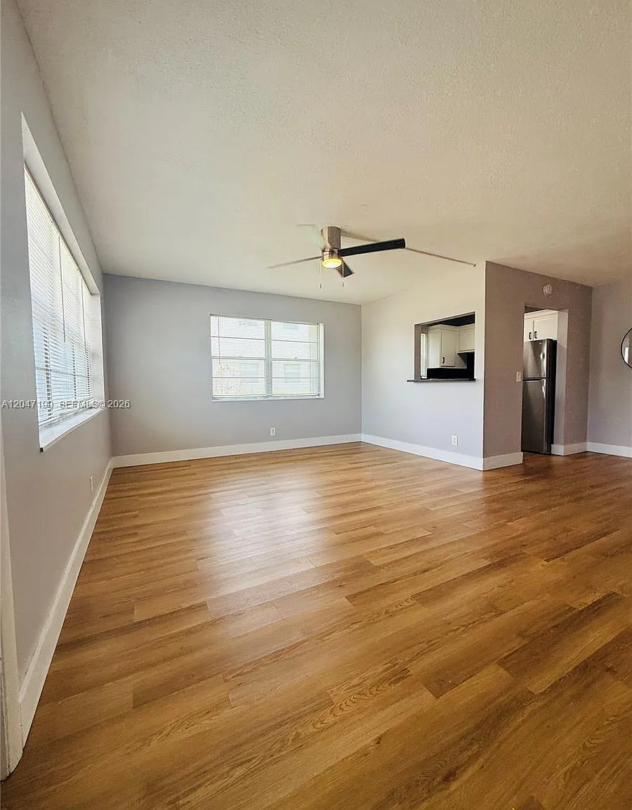 Windsor Condos — Photo 1