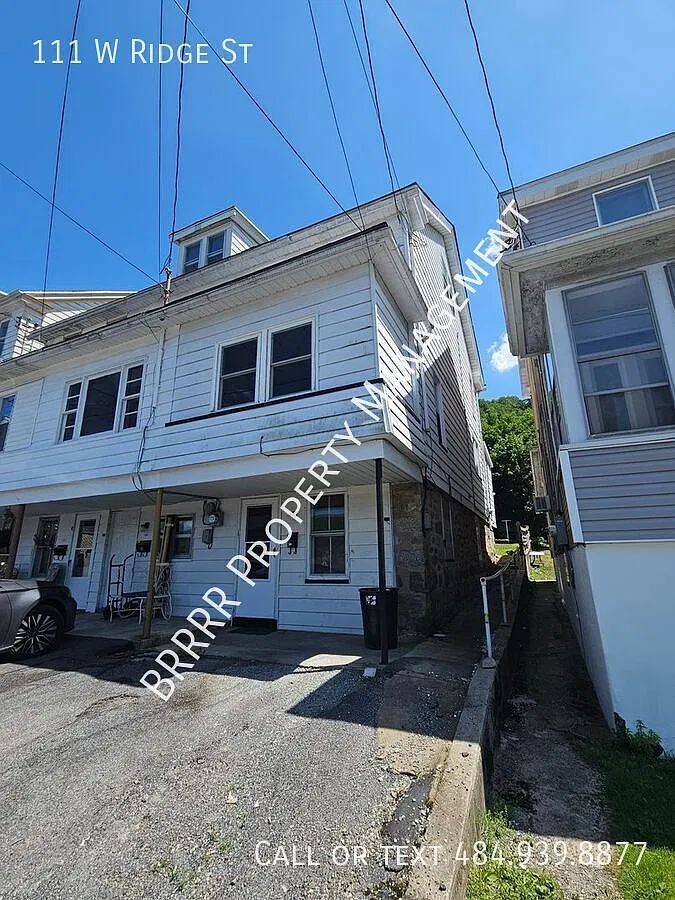 3 Bedroom 1 bath end unit row home with garage and off street parking — Photo 1