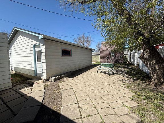 3rd image of 809 5th St NE