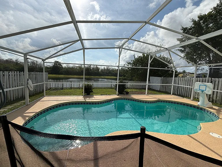 1313 Heather Lake Dr — Photo 2