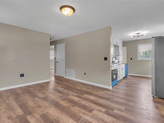 4th image of 1022 Summit Ave