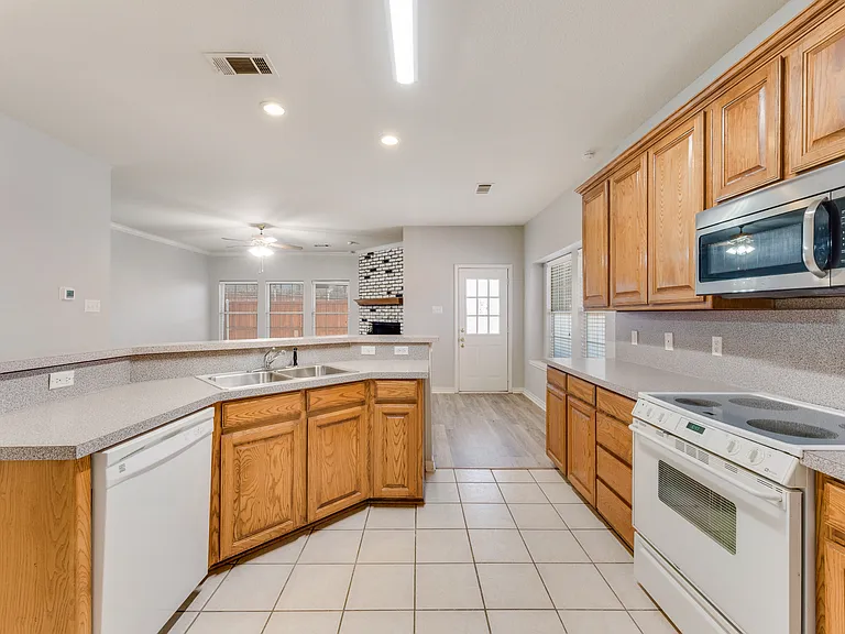 739 Harbour Town Dr — Photo 9