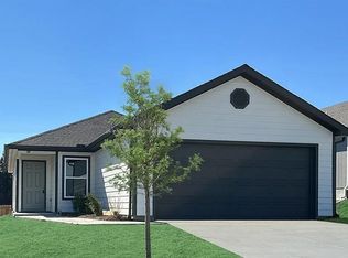 420 Rock Creek Dr, Tonganoxie, KS 66086