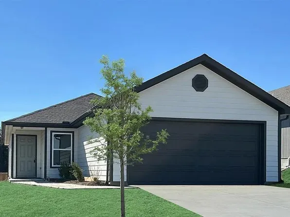 420 Rock Creek Dr, Tonganoxie, KS 66086