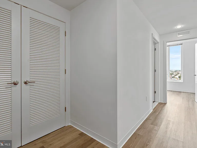 569 N 5th St #610 — Photo 14