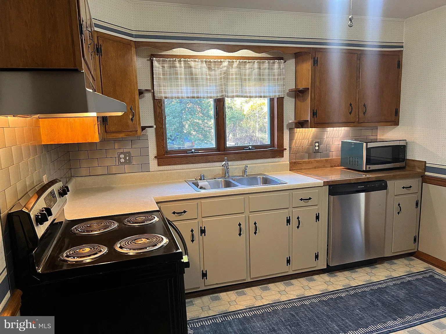 4 bed, 2.0 bath, 1505 sqft, $1,900 — Photo 3