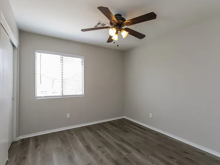 491 E Christopher St — Photo 12