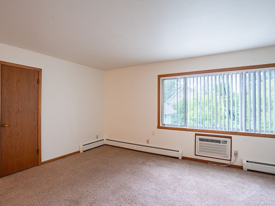 Fargo, ND Crown Court 1 Apartments | Living