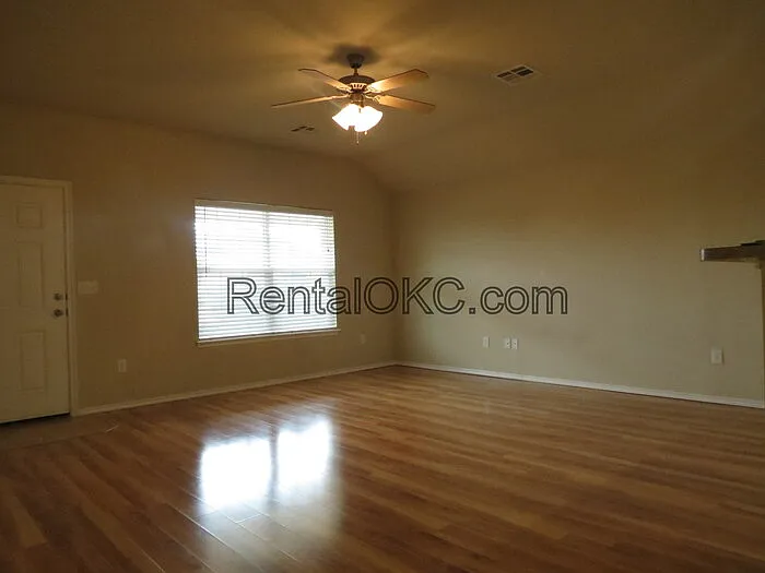 3 bed, 2.0 bath, 1242 sqft, $1,660 — Photo 2