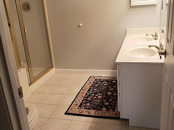 Master suite bathroom & jet tub