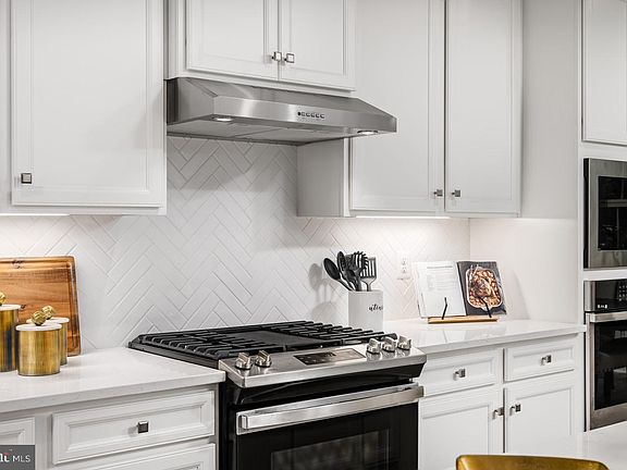 5th image of 1725 Destrier St