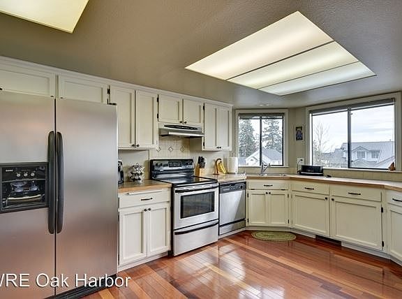 4th image of 752 SW Barrington Dr