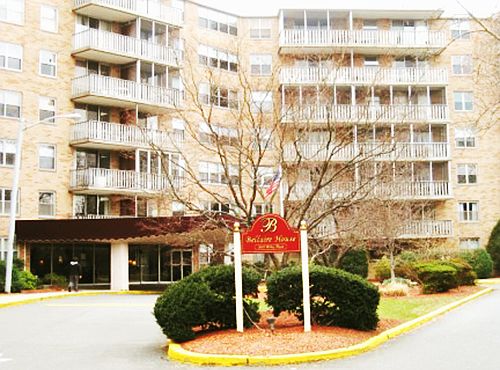 24-hour doorman building