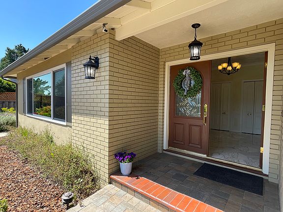 2nd image of 55 Glengarry Way