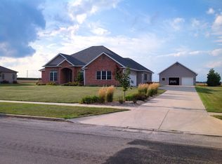 455 Clearview Rd, El Paso, IL 61738