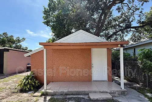 2106 N Himes Ave #4 Photo 1