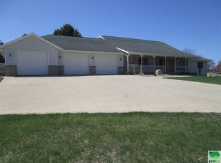 265 Rainbow Dr, Sheldon, IA 51201