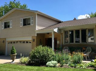 1827 Azalea Ln, Mount Prospect, IL 60056