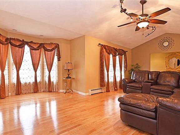 5th image of 40 Rollingwood Dr