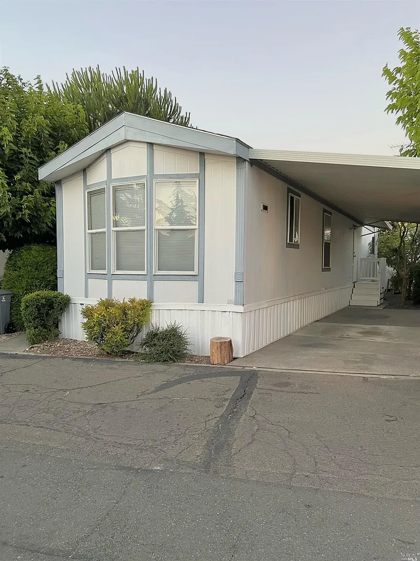 25 Wayside Drive photo 1