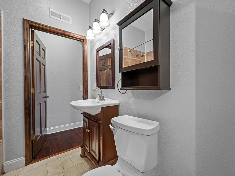 705 W Bay St — Photo 17