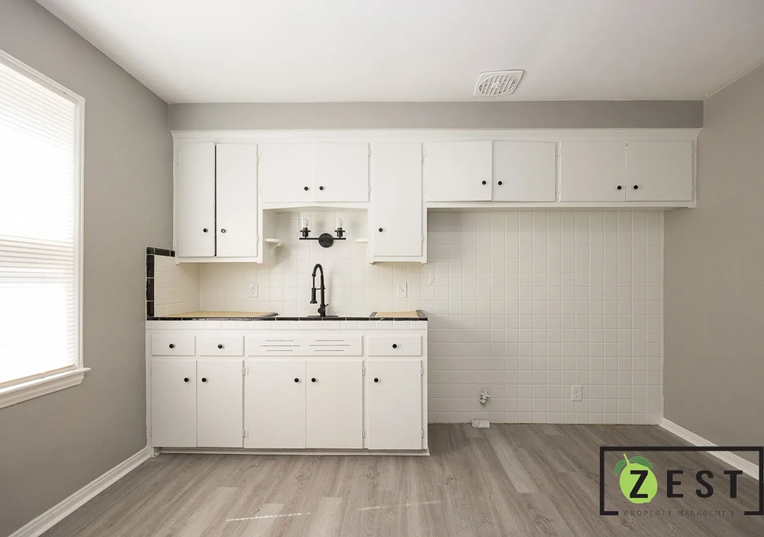 5235 Chatsworth — Photo 3