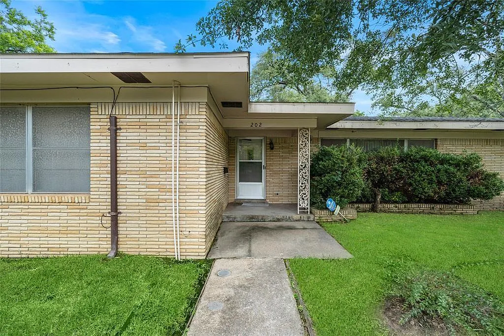 4 bed, 2.5 bath, 2322 sqft, $2,150 — Photo 4