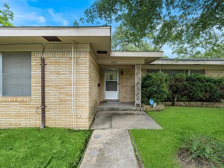 202 Avenue J — Photo 4