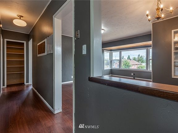 Hallway leads to the bathroom & bedrooms