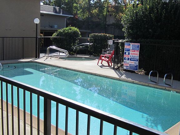 3rd image of 2537 Greenwood Ln