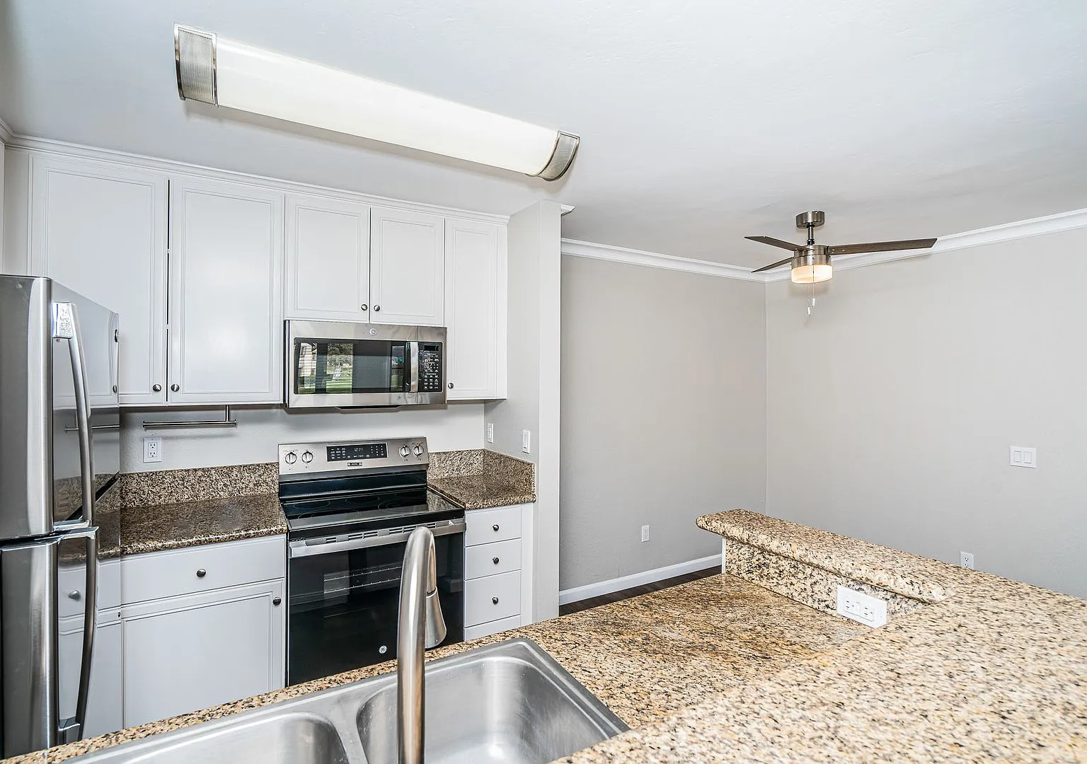 Charming and Renovated Ground Floor Two Bed Two Bath! — Photo 4