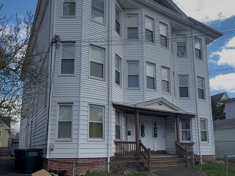 120 Rennell St — Photo 1