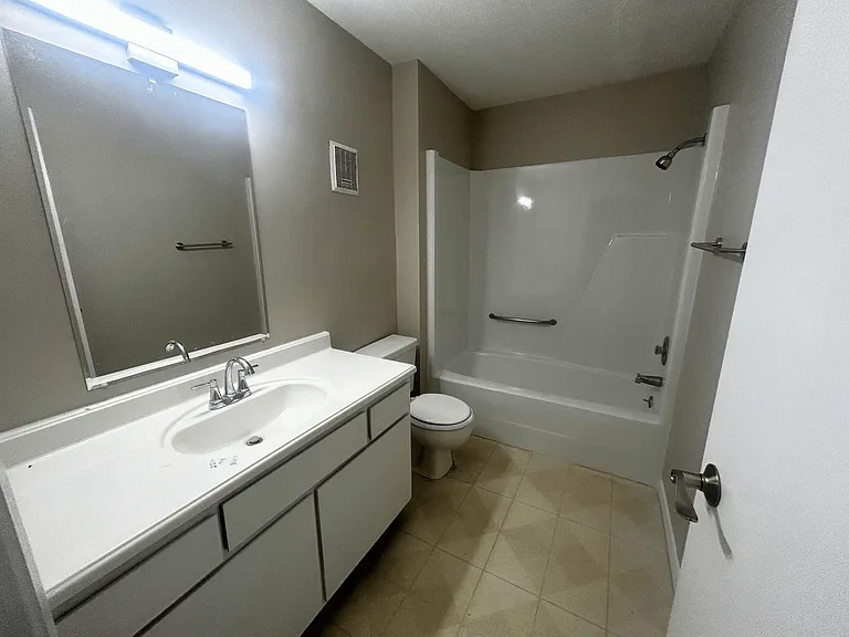 Hollow Hills Apartments — Photo 20