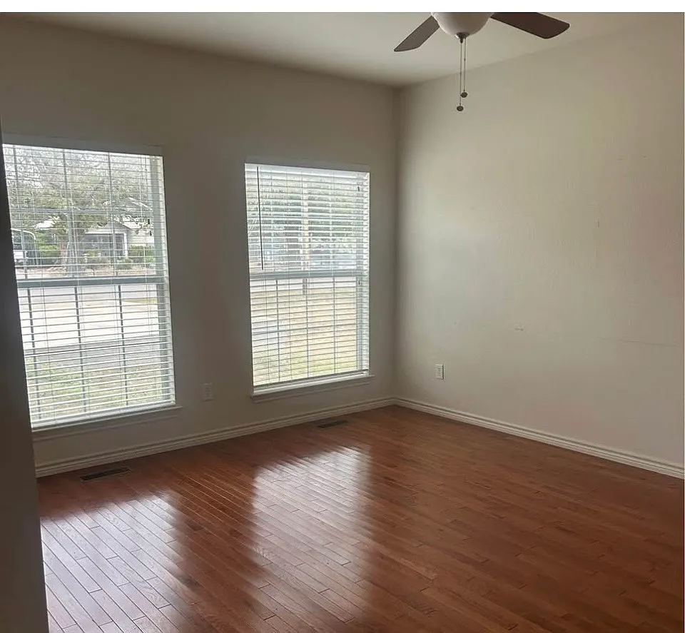 Building Photo - 710 Riverside Dr #102