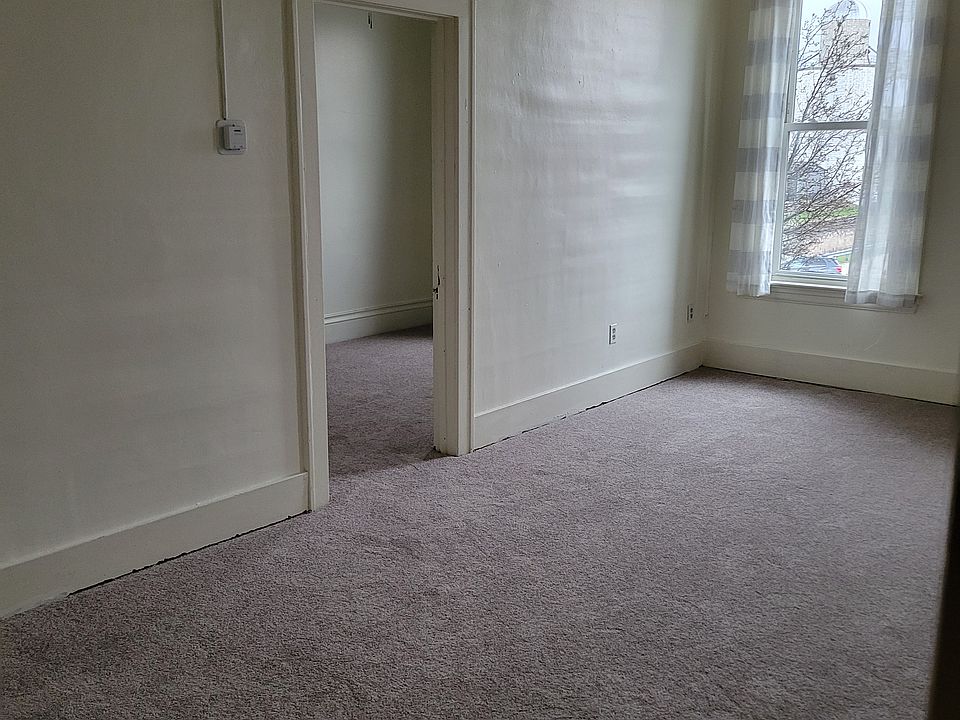 Large Living (17 x13) room with new carpet.
