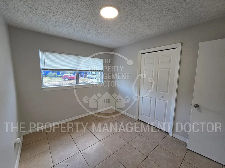 4914 S 84th St — Photo 13