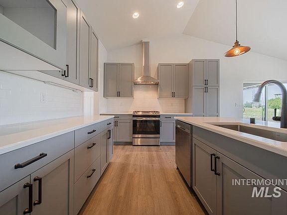 3rd image of 318 Welle Dr