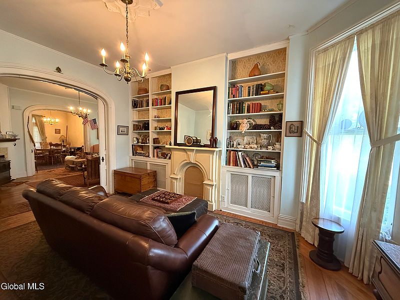 2nd image of 822 Union Street