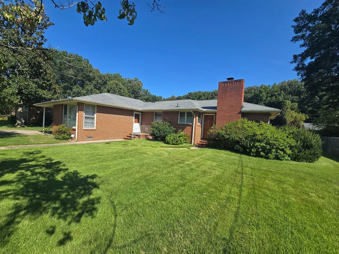 3 bedroom house in Colonial Heights — Photo 1